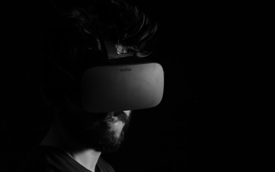 man using virtual reality headset - Content Marketing 