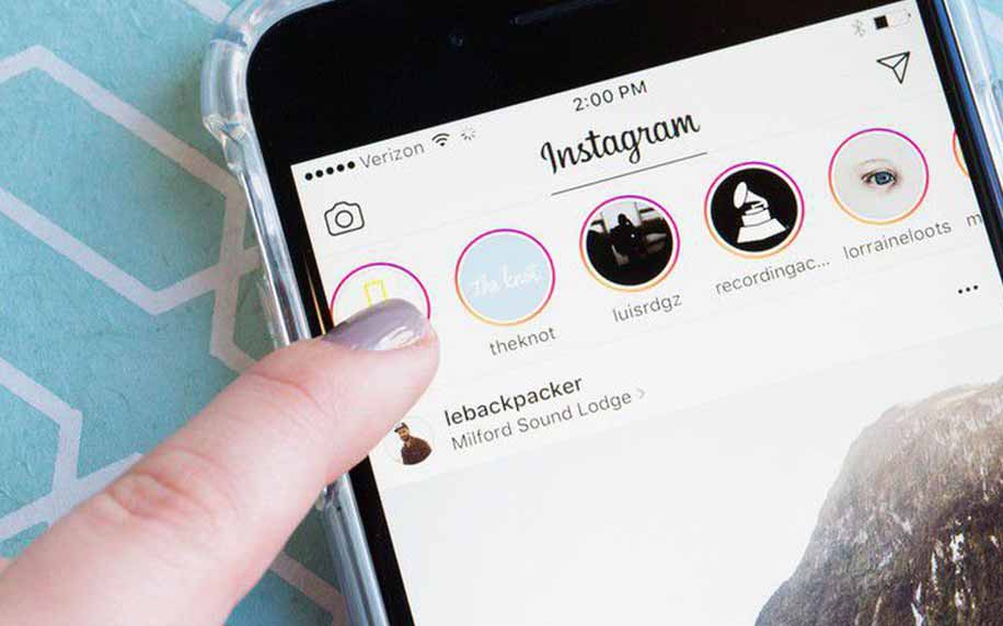 a picture showing a instagram feed with stories, a type of epherme